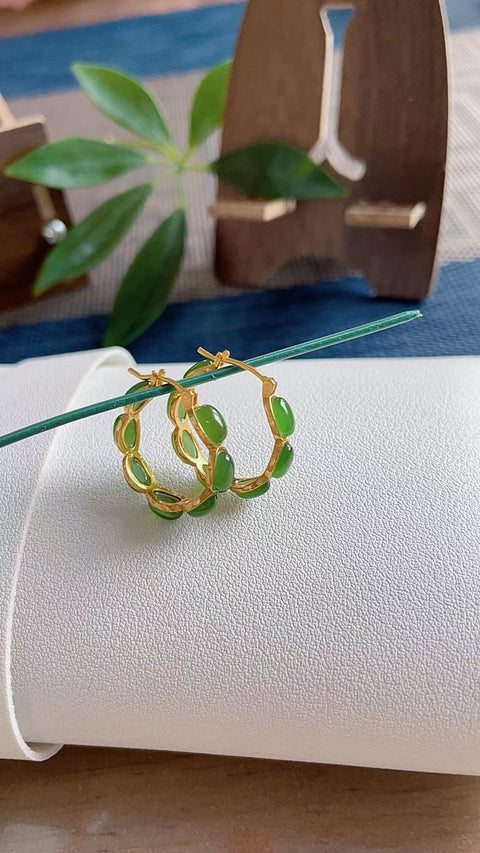 Anting-anting giok nefrit alami, terbuat dari material tambang lama, dengan tekstur halus dan hangat, serta warna hijau cerah. Dimensi: 0,3 x 0,2 mm. Harga sudah termasuk ongkos kirim dan pajak.
