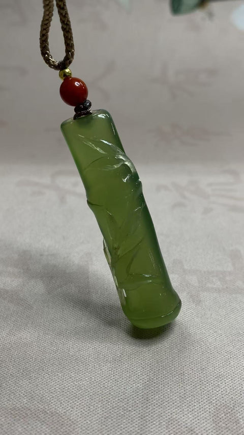 Bambu Membawa Kedamaian dan Kemakmuran: Liontin Giok Xiuyan yang Indah - Bentuk Bambu 🎍, melambangkan kemajuan yang berkelanjutan. Dimensi: 52 x 13,8 mm. Harga sudah termasuk ongkos kirim dan pajak.