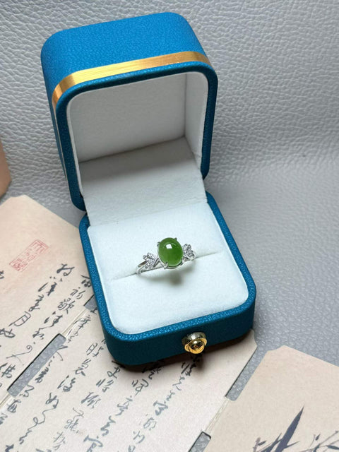 Batu giok Hetian berbentuk cabochon yang dipasang pada cincin terbuka perak sterling 925 | Ukuran sekitar 10 x 8 mm. Termasuk ongkos kirim dan pajak. Nomor barang: 202606161609