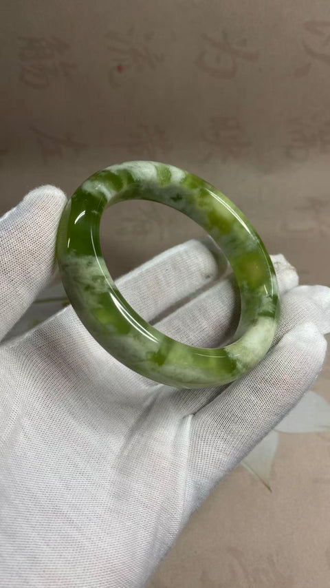 Gelang giok Xiuyan yang indah dengan warna hijau minyak tua, gioknya memiliki rona hijau, diameter dalam: 61mm, lebar tepi: 15,7mm. Semua batu terbentuk secara alami. Termasuk ongkos kirim dan pajak.