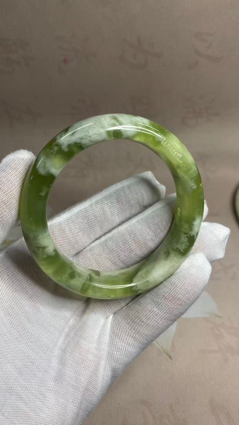 Gelang giok Xiuyan yang indah dengan warna hijau minyak tua, gioknya memiliki rona hijau, diameter dalam: 61mm, lebar tepi: 15,7mm. Semua batu terbentuk secara alami. Termasuk ongkos kirim dan pajak.