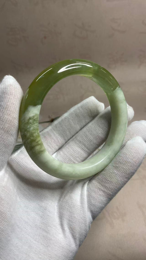 Gelang giok Xiuyan yang indah dengan warna hijau minyak tua, menampilkan motif gunung dan air. Diameter dalam: 61,3 mm, lebar samping: 13,1 mm. Semua batu terbentuk secara alami. Harga sudah termasuk ongkos kirim dan pajak.