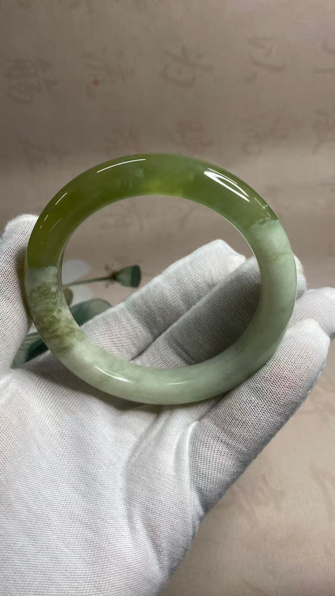 Gelang giok Xiuyan yang indah dengan warna hijau minyak tua, menampilkan motif gunung dan air. Diameter dalam: 61,3 mm, lebar samping: 13,1 mm. Semua batu terbentuk secara alami. Harga sudah termasuk ongkos kirim dan pajak.