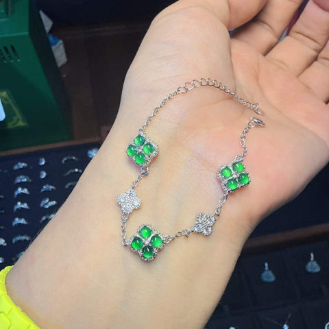 Gelang daun semanggi empat helai dan tiga bunga, rangka perak sterling 925, termasuk ongkos kirim dan pajak.