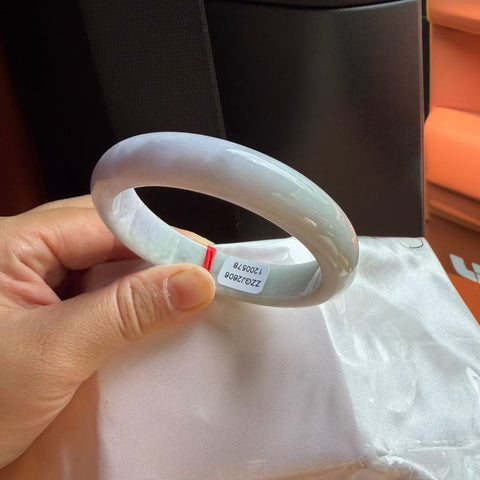 Ini adalah gelang giok jadeit alami, kelas A (nomor barang 0578). Giok ini berbutir halus dan memiliki tekstur hangat dan halus; elegan dan indah. Diameter dalam: 57,9 mm. Semua batu terbentuk secara alami. Biaya pengiriman dan pajak sudah termasuk.
