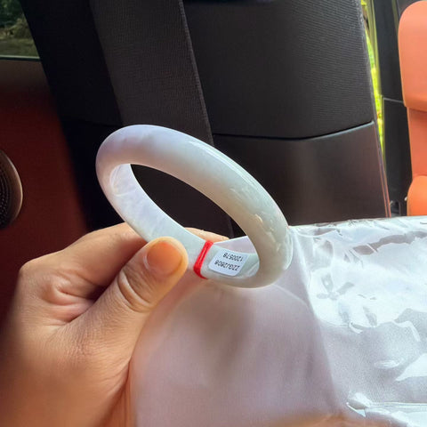Ini adalah gelang giok jadeit alami, kelas A (nomor barang 0578). Giok ini berbutir halus dan memiliki tekstur hangat dan halus; elegan dan indah. Diameter dalam: 57,9 mm. Semua batu terbentuk secara alami. Biaya pengiriman dan pajak sudah termasuk.
