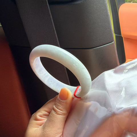 Ini adalah gelang giok jadeit alami, kelas A (nomor barang 0578). Giok ini berbutir halus dan memiliki tekstur hangat dan halus; elegan dan indah. Diameter dalam: 57,9 mm. Semua batu terbentuk secara alami. Biaya pengiriman dan pajak sudah termasuk.