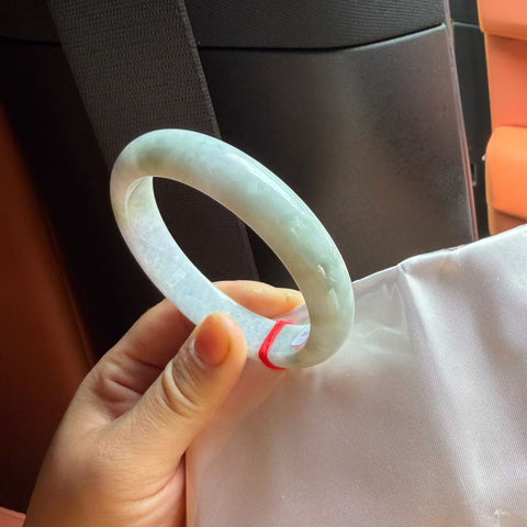 Gelang giok alami (nomor barang 0182). Gioknya berbutir halus dan lembut, dengan tampilan yang halus dan elegan. Diameter dalam: 57,8 mm. Semua batu terbentuk secara alami. Biaya pengiriman dan pajak sudah termasuk.