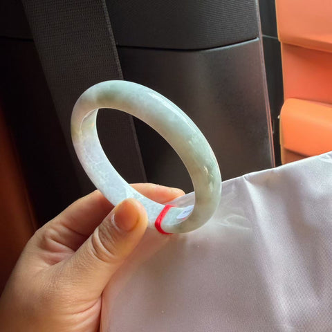 Gelang giok alami (nomor barang 0182). Gioknya berbutir halus dan lembut, dengan tampilan yang halus dan elegan. Diameter dalam: 57,8 mm. Semua batu terbentuk secara alami. Biaya pengiriman dan pajak sudah termasuk.