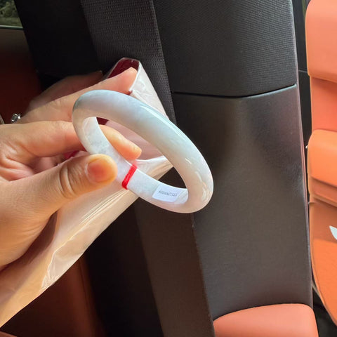 Gelang giok alami (nomor barang 0039) memiliki tekstur yang halus dan hangat, serta elegan dan anggun. Diameter dalam: 57,1 mm. Semua batu terbentuk secara alami. Biaya pengiriman dan pajak sudah termasuk.
