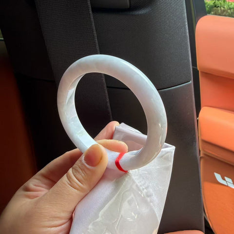 Gelang giok alami (nomor barang 0039) memiliki tekstur yang halus dan hangat, serta elegan dan anggun. Diameter dalam: 57,1 mm. Semua batu terbentuk secara alami. Biaya pengiriman dan pajak sudah termasuk.
