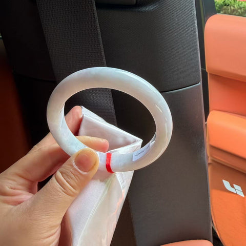 Gelang giok alami (nomor barang 0039) memiliki tekstur yang halus dan hangat, serta elegan dan anggun. Diameter dalam: 57,1 mm. Semua batu terbentuk secara alami. Biaya pengiriman dan pajak sudah termasuk.