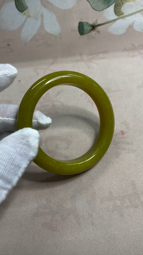 Gelang giok Xiuyan berbentuk alpukat yang indah, diameter dalam: 56mm, lebar samping: 12,5mm. Semua batu terbentuk secara alami. Termasuk ongkos kirim dan pajak.