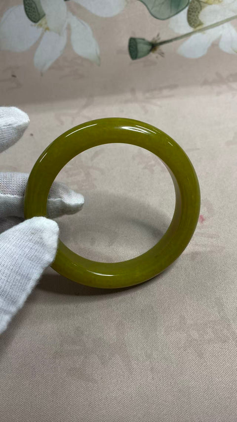 Gelang giok Xiuyan berbentuk alpukat yang indah, diameter dalam: 56mm, lebar samping: 12,5mm. Semua batu terbentuk secara alami. Termasuk ongkos kirim dan pajak.