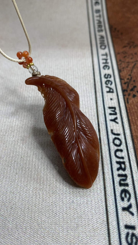 Meraih Kesuksesan: Liontin Bunga Giok Xiuyan Alami yang Indah - Bentuk Bulu, Warna Alami - Merah Penuh. Ukuran: 52 x 22 mm, termasuk ongkos kirim dan pajak.