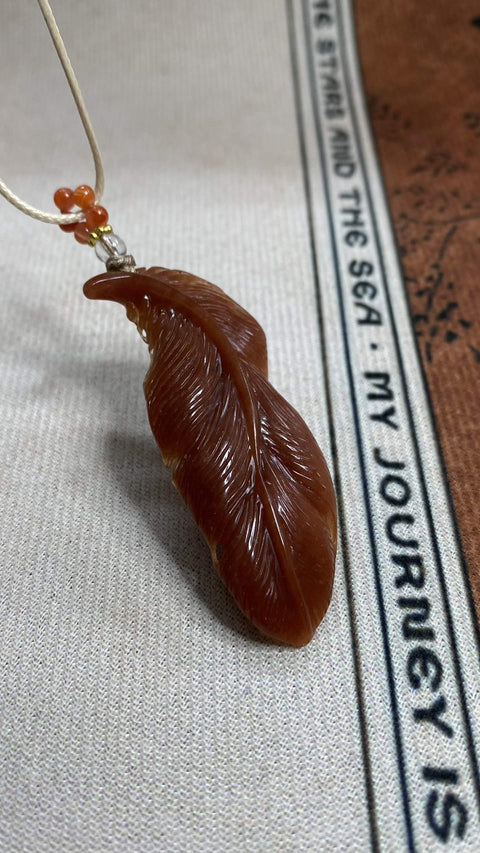 Meraih Kesuksesan: Liontin Bunga Giok Xiuyan Alami yang Indah - Bentuk Bulu, Warna Alami - Merah Penuh. Ukuran: 52 x 22 mm, termasuk ongkos kirim dan pajak.