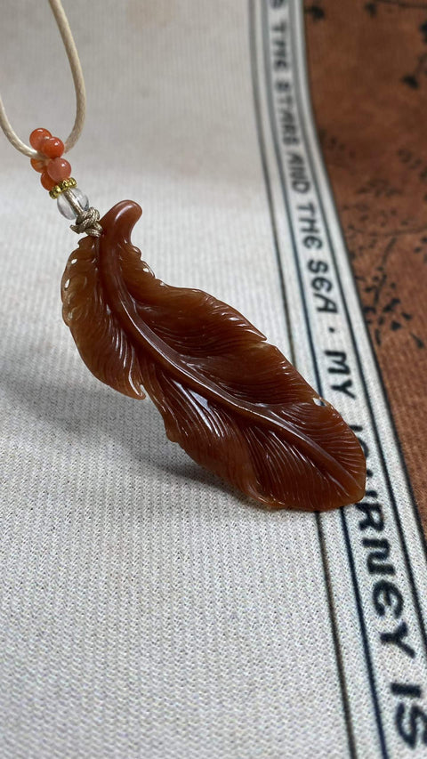 Meraih Kesuksesan: Liontin Bunga Giok Xiuyan Alami yang Indah - Bentuk Bulu, Warna Alami - Merah Penuh. Ukuran: 52 x 22 mm, termasuk ongkos kirim dan pajak.