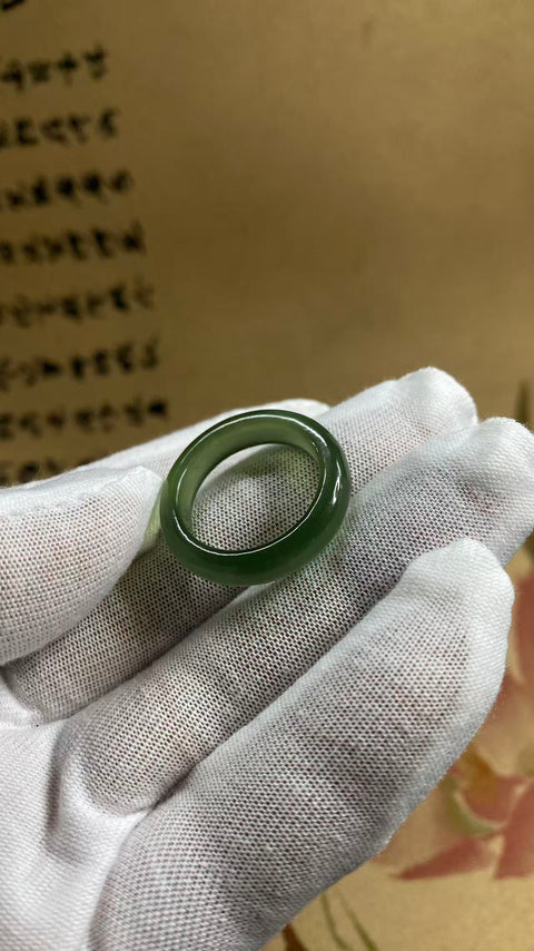 Cincin: Cincin giok Xiuyan yang indah dengan warna hijau pekat, diameter dalam 19mm, termasuk ongkos kirim dan pajak.