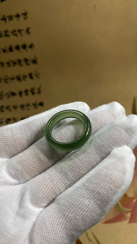 Cincin: Cincin giok Xiuyan yang indah dengan warna hijau pekat, diameter dalam 19mm, termasuk ongkos kirim dan pajak.
