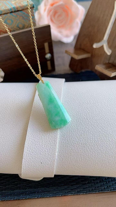 Liontin giok alami, melambangkan kedamaian dan keselamatan. Warna hijau cerah yang indah, dipasang dalam emas 18 karat. Ukuran: 3,1 x 1,4 cm. Termasuk ongkos kirim dan pajak.