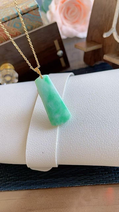 Liontin giok alami, melambangkan kedamaian dan keselamatan. Warna hijau cerah yang indah, dipasang dalam emas 18 karat. Ukuran: 3,1 x 1,4 cm. Termasuk ongkos kirim dan pajak.