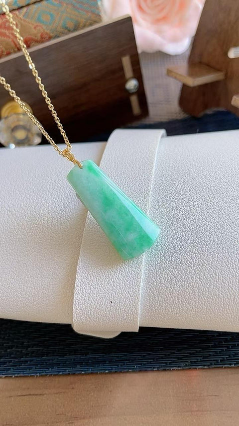 Liontin giok alami, melambangkan kedamaian dan keselamatan. Warna hijau cerah yang indah, dipasang dalam emas 18 karat. Ukuran: 3,1 x 1,4 cm. Termasuk ongkos kirim dan pajak.