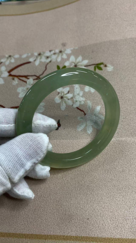 Gelang giok Xiuyan hijau es yang indah dengan pola mengambang, diameter dalam: 58mm, lebar samping: 11mm. Semua batu terbentuk secara alami. Termasuk ongkos kirim dan pajak.