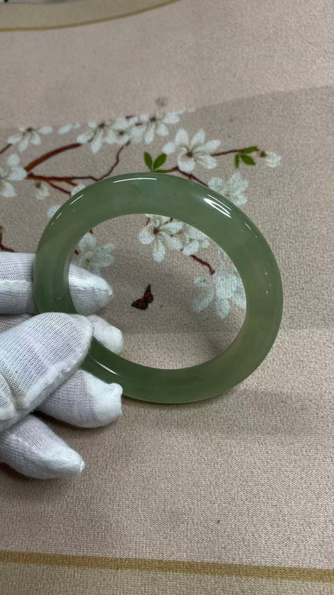 Gelang giok Xiuyan hijau es yang indah dengan pola mengambang, diameter dalam: 58mm, lebar samping: 11mm. Semua batu terbentuk secara alami. Termasuk ongkos kirim dan pajak.