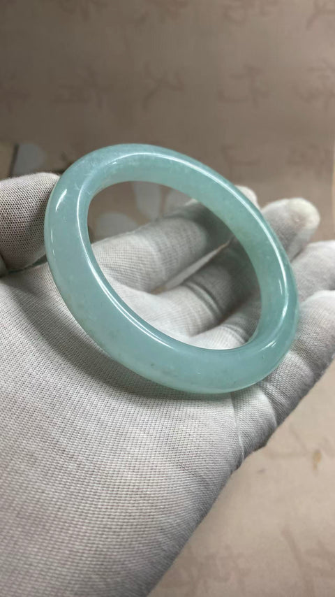 Gelang giok Xiuyan yang indah – Jelly Biru Langit, dengan rona biru es yang lembap. Diameter dalam: 60mm, lebar tepi: 11,5mm. Semua batu terbentuk secara alami. Termasuk ongkos kirim dan pajak.