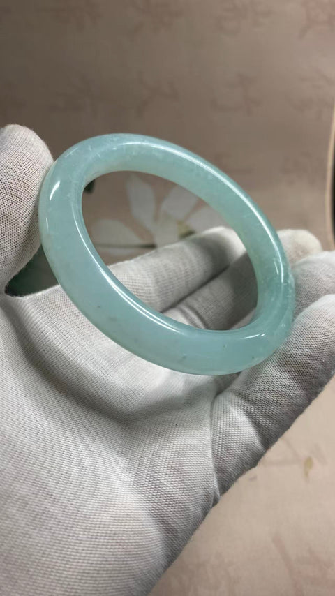 Gelang giok Xiuyan yang indah – Jelly Biru Langit, dengan rona biru es yang lembap. Diameter dalam: 60mm, lebar tepi: 11,5mm. Semua batu terbentuk secara alami. Termasuk ongkos kirim dan pajak.