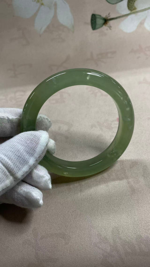 Gelang giok Xiuyan yang indah, hijau es dengan zamrud mengambang, diameter dalam: 60mm, lebar samping: 11,6mm. Semua batu terbentuk secara alami. Termasuk ongkos kirim dan pajak.