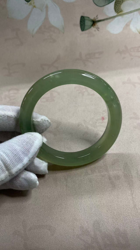 Gelang giok Xiuyan yang indah, hijau es dengan zamrud mengambang, diameter dalam: 60mm, lebar samping: 11,6mm. Semua batu terbentuk secara alami. Termasuk ongkos kirim dan pajak.
