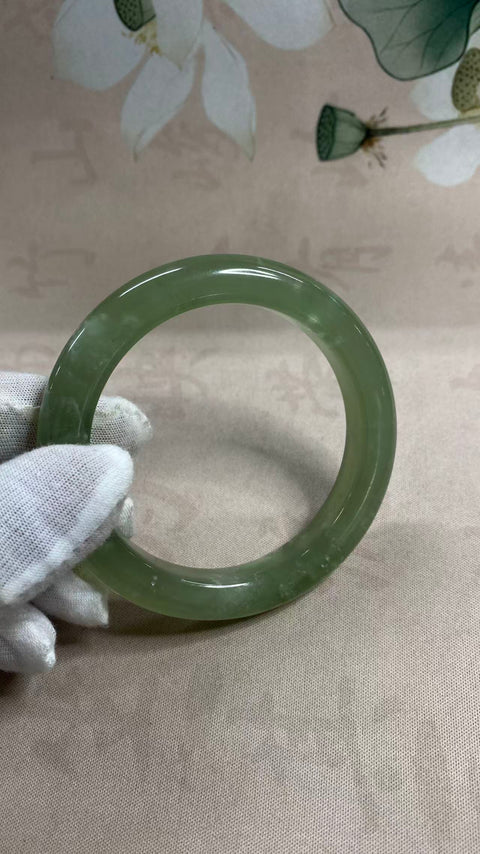 Gelang giok Xiuyan yang indah, hijau es dengan zamrud mengambang, diameter dalam: 60,2 mm, lebar samping: 11,6 mm. Semua batu terbentuk secara alami. Harga sudah termasuk ongkos kirim dan pajak.