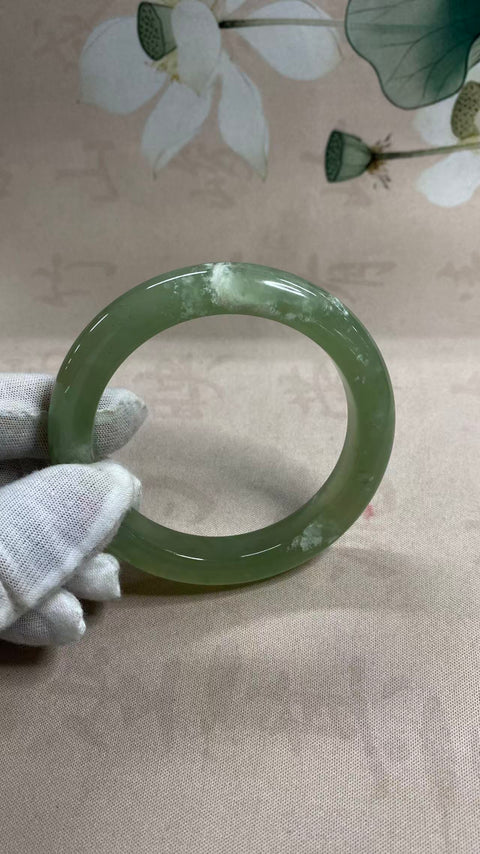 Gelang giok Xiuyan yang indah, hijau es dengan zamrud mengambang, diameter dalam: 60,2 mm, lebar samping: 11,6 mm. Semua batu terbentuk secara alami. Harga sudah termasuk ongkos kirim dan pajak.