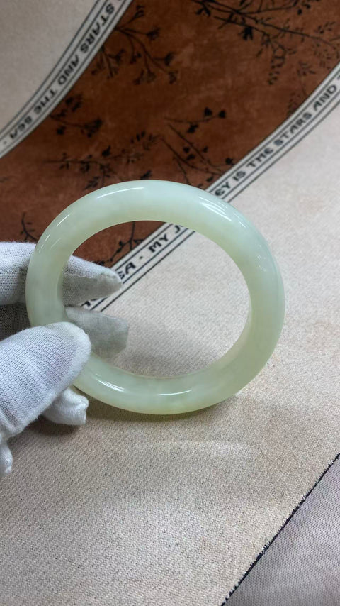 Gelang giok Xiuyan putih berkilauan yang indah, diameter dalam: 59mm, lebar tepi: 13,3mm. Semua batu terbentuk secara alami. Termasuk ongkos kirim dan pajak.