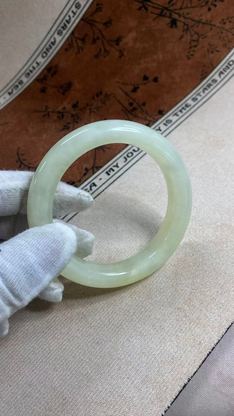 Gelang giok Xiuyan putih berkilauan yang indah, diameter dalam: 59mm, lebar tepi: 13,3mm. Semua batu terbentuk secara alami. Termasuk ongkos kirim dan pajak.