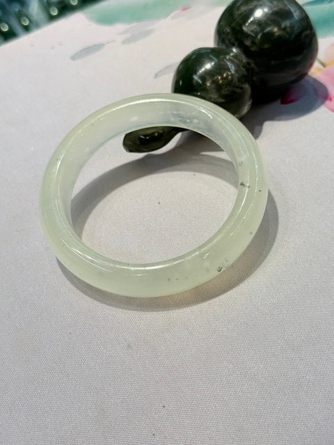 Gelang giok Xiuyan alami dan tembus cahaya, berukuran sekitar 59×14,7×8,5 mm. Semua batu terbentuk secara alami; biaya pengiriman dan pajak sudah termasuk.