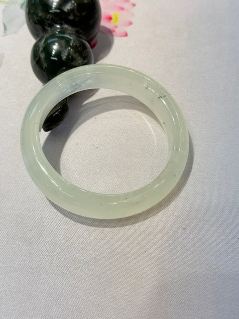 Gelang giok Xiuyan alami dan tembus cahaya, berukuran sekitar 59×14,7×8,5 mm. Semua batu terbentuk secara alami; biaya pengiriman dan pajak sudah termasuk.