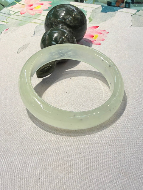 Gelang giok Xiuyan alami dan tembus cahaya, berukuran sekitar 59×14,7×8,5 mm. Semua batu terbentuk secara alami; biaya pengiriman dan pajak sudah termasuk.