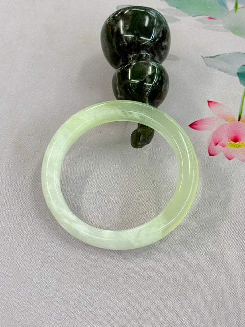 Gelang giok Xiuyan tembus cahaya alami, berukuran sekitar 59×11×9,6 mm. Semua batu terbentuk secara alami; biaya pengiriman dan pajak sudah termasuk.