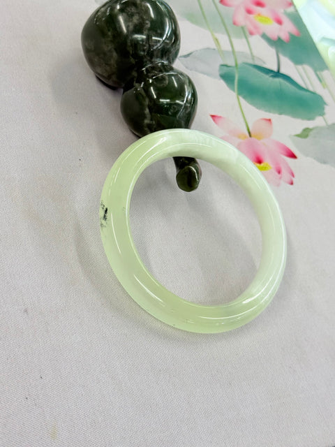 Gelang giok Xiuyan tembus cahaya alami, berukuran sekitar 59×11×9,6 mm. Semua batu terbentuk secara alami; biaya pengiriman dan pajak sudah termasuk.