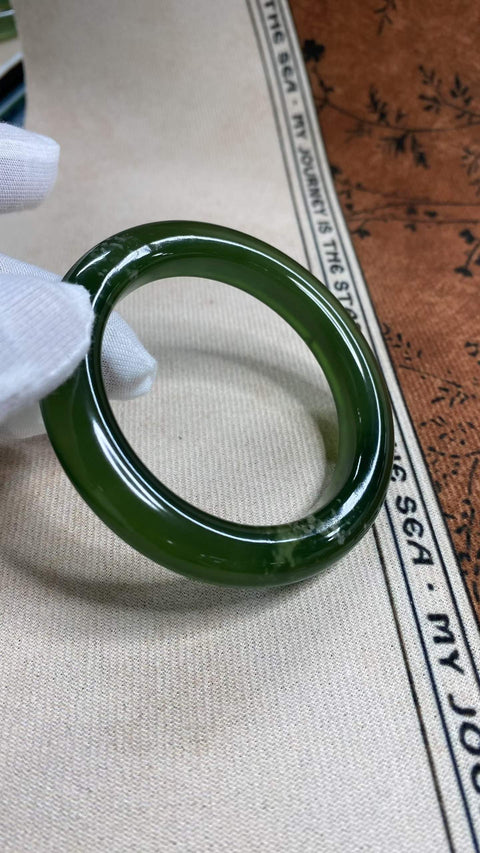Gelang giok Xiuyan yang indah, berwarna hijau pekat dengan zamrud mengambang, diameter dalam: 55,7 mm, lebar tepi: 10,8 mm. Semua batu terbentuk secara alami. Termasuk ongkos kirim dan pajak.