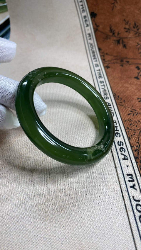 Gelang giok Xiuyan yang indah, berwarna hijau pekat dengan zamrud mengambang, diameter dalam: 55,7 mm, lebar tepi: 10,8 mm. Semua batu terbentuk secara alami. Termasuk ongkos kirim dan pajak.