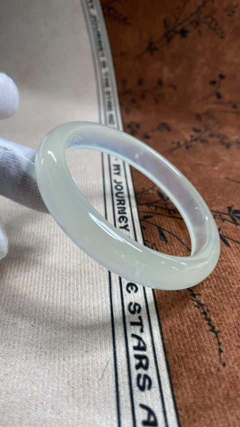 Gelang batu giok Xiuyan motif badai es yang indah, diameter dalam: 58,9 mm, lebar tepi: 11,3 mm. Semua batu terbentuk secara alami. Termasuk ongkos kirim dan pajak.
