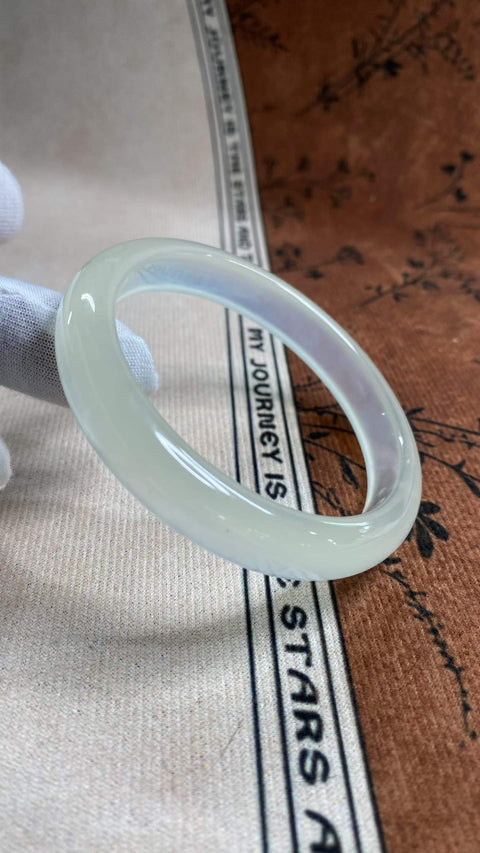 Gelang batu giok Xiuyan motif badai es yang indah, diameter dalam: 58,9 mm, lebar tepi: 11,3 mm. Semua batu terbentuk secara alami. Termasuk ongkos kirim dan pajak.
