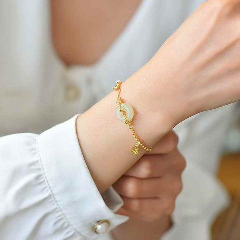 【Nama】Cincin Perdamaian Giok Hetian Bertatahkan Perak Sterling S925 dengan Gelang Ruyi Mutiara  【Nomor Barang】6071-2  【Spesifikasi】Batu Kasar: 13*13 cm Termasuk ongkos kirim dan pajak.