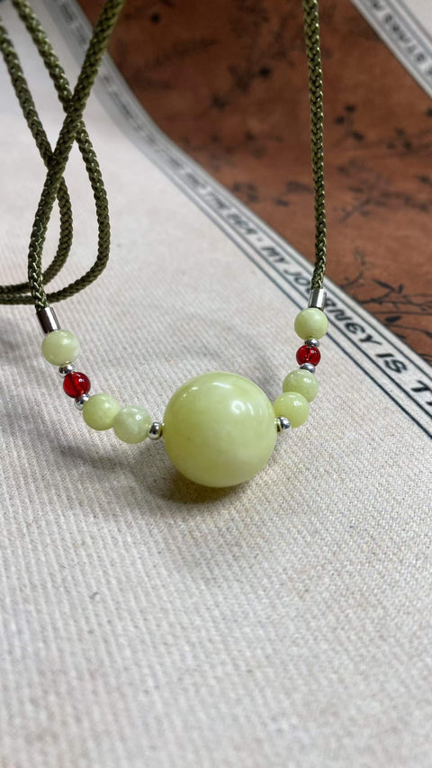 Keberuntungan selalu menyertai: Liontin tulang selangka giok Xiuyan berwarna kuning keemasan yang indah, melambangkan kekayaan berlimpah. Ukuran: 18 mm. Harga sudah termasuk ongkos kirim dan pajak.