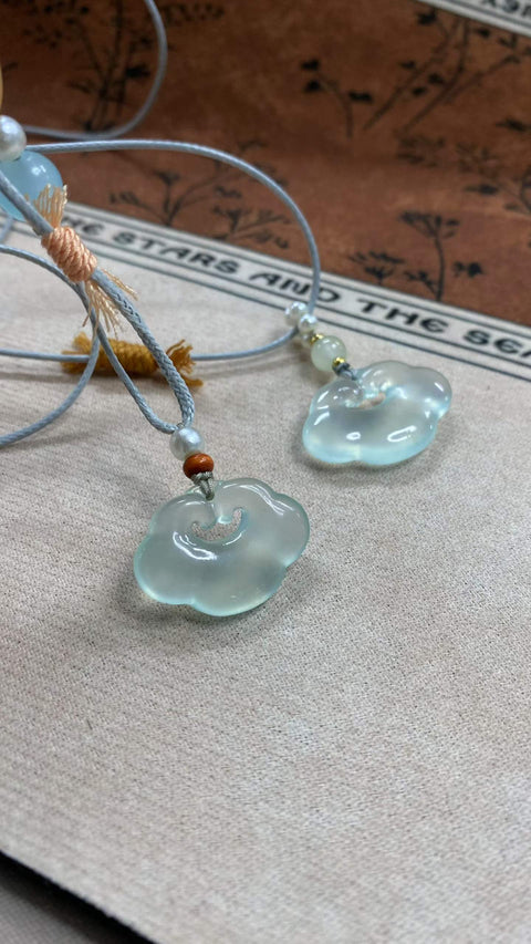 Awan Keberuntungan dan Kemakmuran: Liontin Giok Xiuyan Biru Es yang Indah - Biru Langit Beku. Menunggu awan datang, menyimpannya di hatimu, mendoakan agar segala sesuatunya berjalan lancar. Ukuran: 25 x 21 mm. Termasuk ongkos kirim dan pajak.