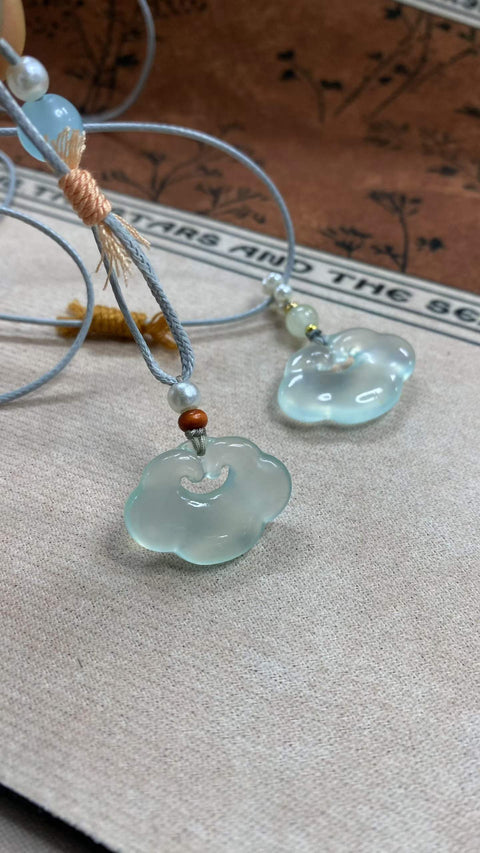 Awan Keberuntungan dan Kemakmuran: Liontin Giok Xiuyan Biru Es yang Indah - Biru Langit Beku. Menunggu awan datang, menyimpannya di hatimu, mendoakan agar segala sesuatunya berjalan lancar. Ukuran: 25 x 21 mm. Termasuk ongkos kirim dan pajak.