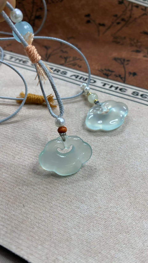 Awan Keberuntungan dan Kemakmuran: Liontin Giok Xiuyan Biru Es yang Indah - Biru Langit Beku. Menunggu awan datang, menyimpannya di hatimu, mendoakan agar segala sesuatunya berjalan lancar. Ukuran: 25 x 21 mm. Termasuk ongkos kirim dan pajak.